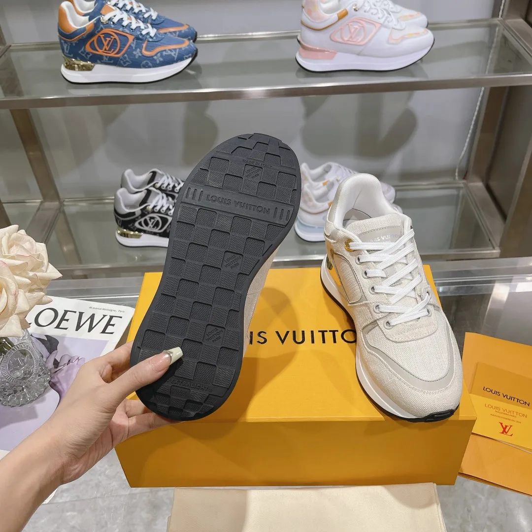[L Family] P: 760💰Size 35-42 for women, 39-46 for men, (41.42 for women, 45.46 for men, customized) .LV Donkey Brand 🔥🔥LOUIS VUITTON Louis Vuitton's official website synchronizes the 2025 autumn and winter couple's models, which are now on the market, this Neo Run Away sneakers are inspired by running shoes, integrating LV's iconic must-have shoes into the trend. This version is a 1:1 replica of the original version. It is made of two-tone calfskin to highlight its simple lines and unique wedge outsole. Key details include the LV initials on the side and an engraved gold heel stabilizer on the back plus a 2cm hidden insole.